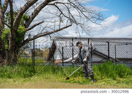 用割草機割草的男人 用割草機割草的男人 30012996