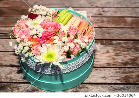 Love gift with flowers and macarons 30014064