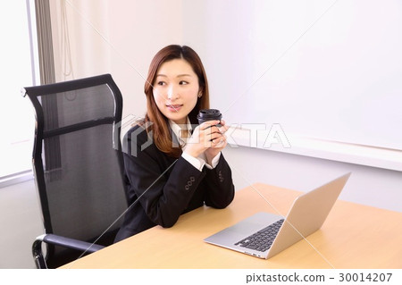 一個女人在辦公室休息 一個女人在辦公室休息 30014207