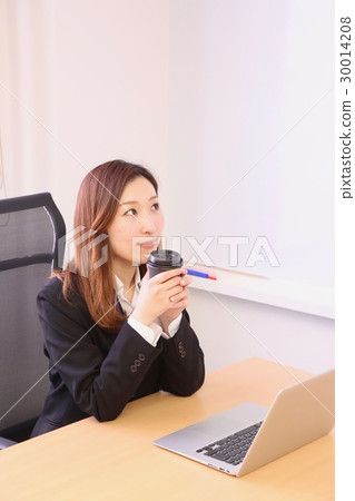 一個女人在辦公室休息 一個女人在辦公室休息 30014208