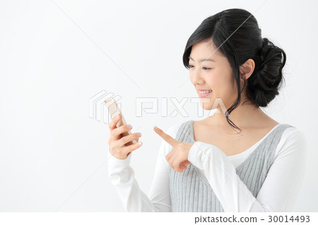 智能手機的年輕女子 30014493