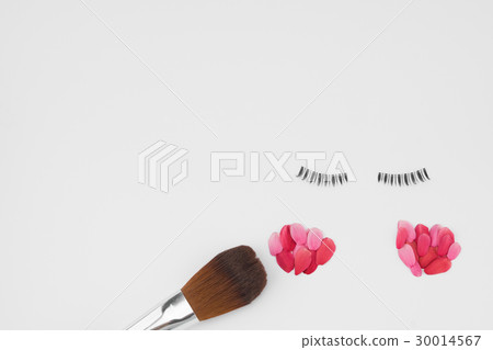 Fake eyelashes, pink petals cheek and cheek brush 30014567