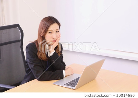 一個女人在辦公室裡思考 一個女人在辦公室裡思考 30014686