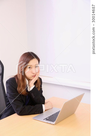 一個女人在辦公室裡思考 一個女人在辦公室裡思考 30014687