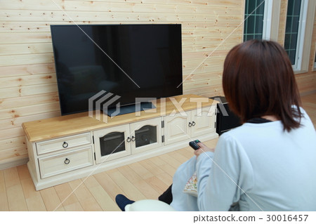 女性生活（電視放鬆睡衣休息面無家庭主婦媽媽地面數字BS後面的臉） 30016457