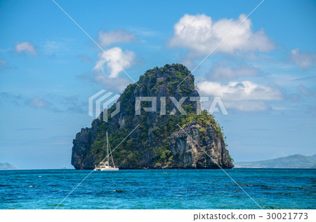 Yacht in front of huge rocks, El Nido, Palawan 30021773