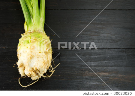 whole celery on a black table 30023020