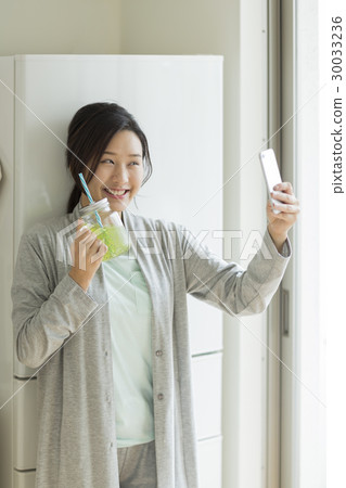 年輕的女士 30033236