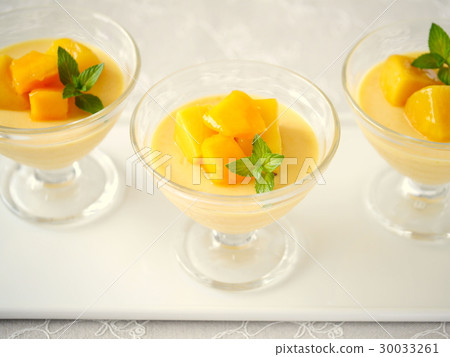 Mango pudding tray version (high angle) Mango pudding tray version (high angle) 30033261