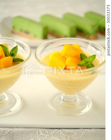 Mango pudding and Matcha rare cheesecake (vertical position) Mango pudding and Matcha rare cheesecake (vertical position) 30033373