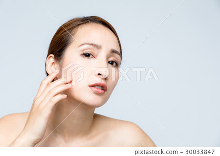 一個女人擔心皮膚粗糙 一個女人擔心皮膚粗糙 30033847