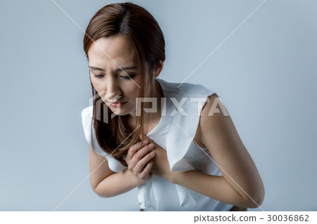 女性胸痛 30036862