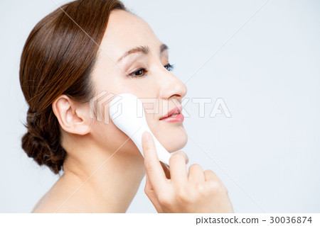使用離子電滲療法的婦女 使用離子電滲療法的婦女 30036874