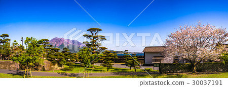 Sengan-en_Satsuma Domain Shimazu Family Bettei利用借景技術，類似於櫻島的人工山和鹿兒島灣的池塘的廣闊花園。 30037191