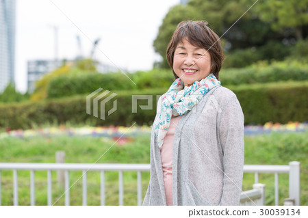 Senior female portrait 30039134