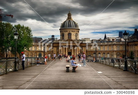 Institut de France Institut de France 30040898