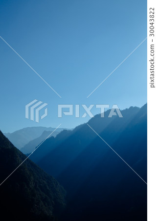 早晨日出的光芒在太陽光的山光芒 30043822