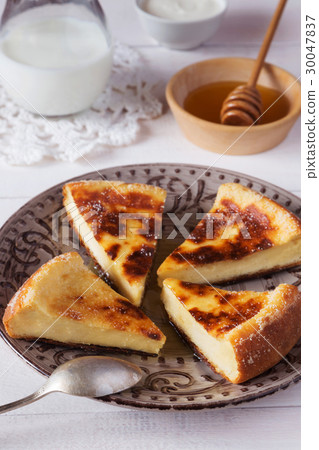 Baked pudding with honey and milk 30047837