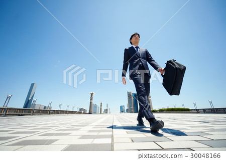 Businessman moving forward Businessman moving forward 30048166