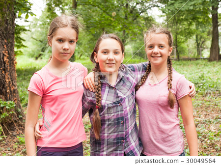 Two sisters hugs Two sisters hugs 30049564