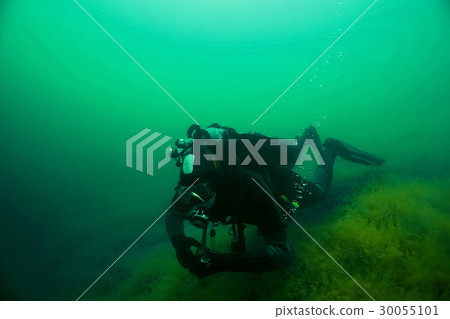 Diver floats under the water 30055101