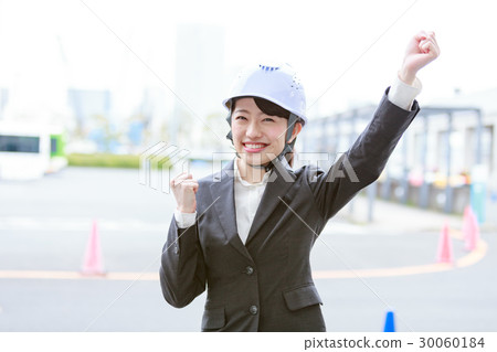 戴著頭盔的西裝的女人姿勢 30060184