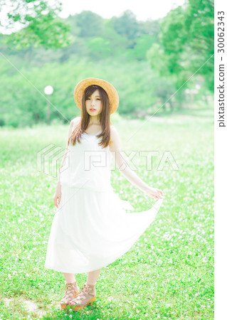 戴草帽的婦女 戴草帽的婦女 30062343