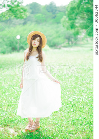 戴草帽的婦女 戴草帽的婦女 30062344