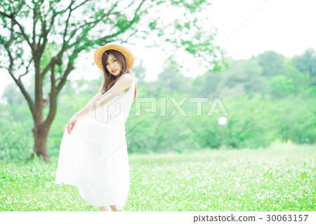 戴草帽的婦女 戴草帽的婦女 30063157