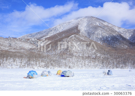 在大沼的漁風景漁風景結冰與Akagi山在冬天Maebashi市，群馬縣 30063376