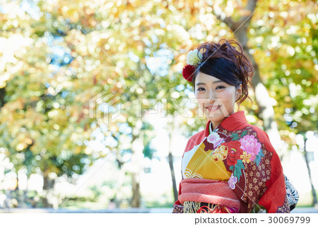 長袖和服的年輕女子 30069799