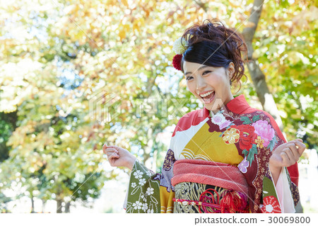 長袖和服的年輕女子 30069800