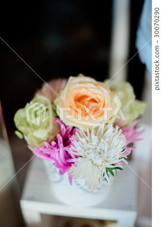 Little bouquet of beige and green roses Little bouquet of beige and green roses 30070290
