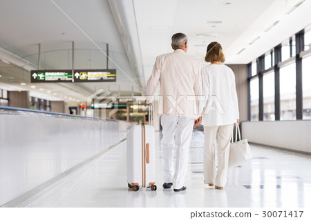 Senior couple (airport) 30071417