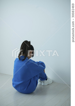 Junior high school student who wears gym clothes 30081469