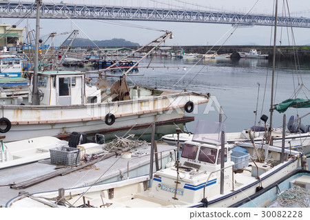 瀨戶大橋和漁船 30082228