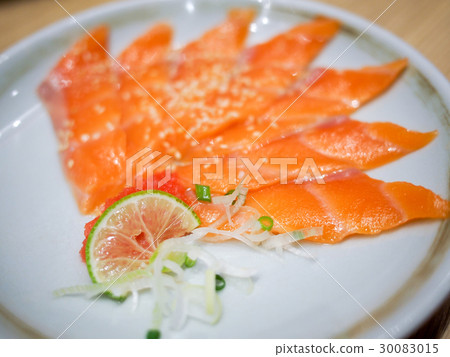 sliced raw salmon with lime 30083015