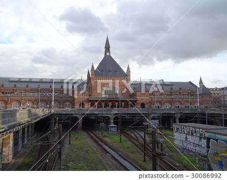 有紅色信件漂浮的古董數字式大時鐘 30086992