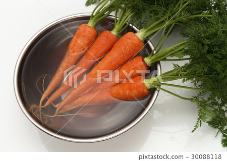 Carrots with leaves 30088118