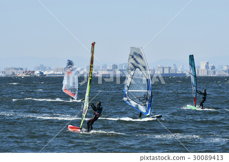 東京灣的風衝浪者 30089413