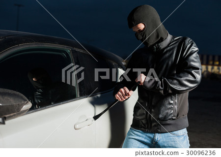 Male car thief open door with jemmy 30096236