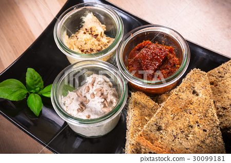 圖庫照片: hemp flour bread with dips and collard juice