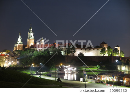 Night view of Poland: Wawel Royal Castle in Polska Night view of Poland: Wawel Royal Castle in Polska 30099380