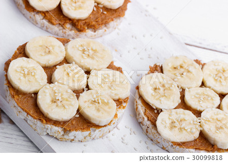 Rice cakes with peanut butter 30099818