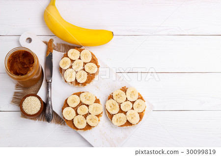 Rice cakes with peanut butter 30099819