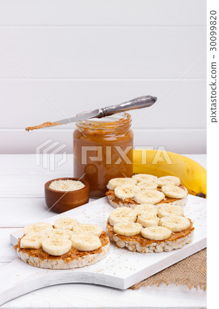 Rice cakes with peanut butter 30099820