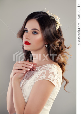 eauty Portrait of Bride with Curly Hair eauty Portrait of Bride with Curly Hair 30100018