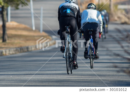 People cycling in the morning 30101012
