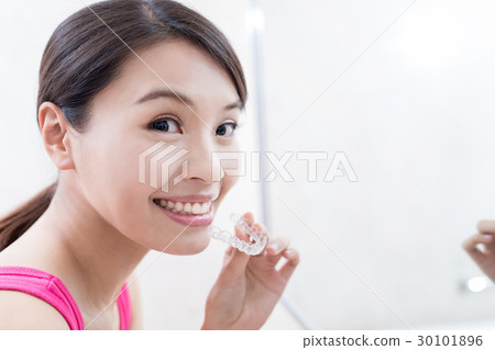 woman with invisible braces 30101896