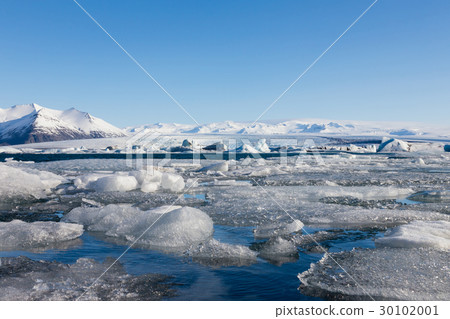 Beautiful Ice breaking natural lagoon Beautiful Ice breaking natural lagoon 30102001